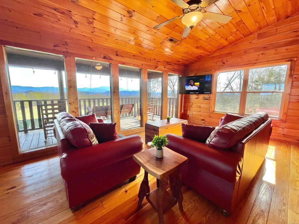 ❤️ Remodeled Amazing Cabin, King Beds, Game Room, Sleeps28 ❤️