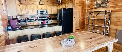 Køleskab, mikrobølgeovn, ovn, kogeplade