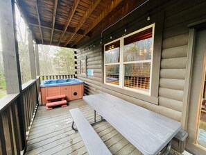Outdoor dining - New Listing 6Bedr6bath Cabin, King Bds (Sevierville)