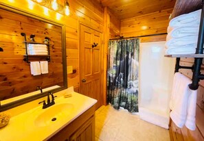 Badewanne, Whirlpool, Haartrockner, Handtücher