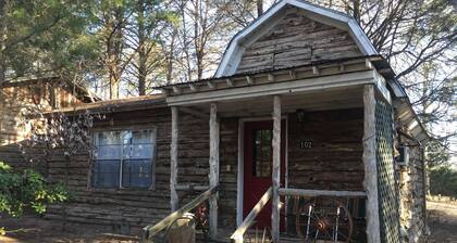 ADORABLE BOHO CABIN JUST RENOVATED & ONLY 2 MILES TO TRADE DAYS