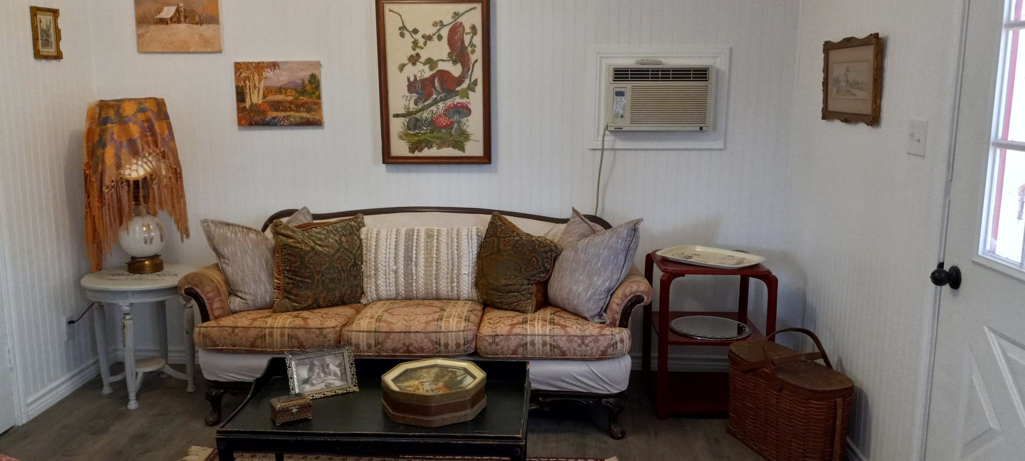 ADORABLE BOHO CABIN JUST RENOVATED & ONLY 2 MILES TO TRADE DAYS