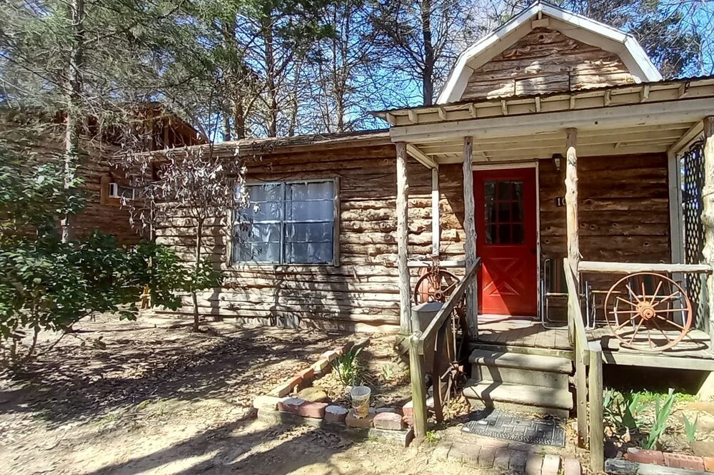 ADORABLE BOHO CABIN JUST RENOVATED & ONLY 2 MILES TO TRADE DAYS
