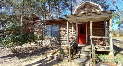 ADORABLE BOHO CABIN JUST RENOVATED & ONLY 2 MILES TO TRADE DAYS