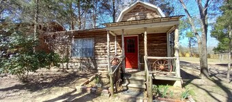 ADORABLE BOHO CABIN JUST RENOVATED & ONLY 2 MILES TO TRADE DAYS