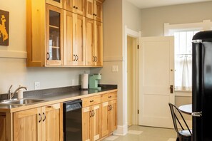 Fridge, microwave, oven, stovetop - The Little House (Laramie)