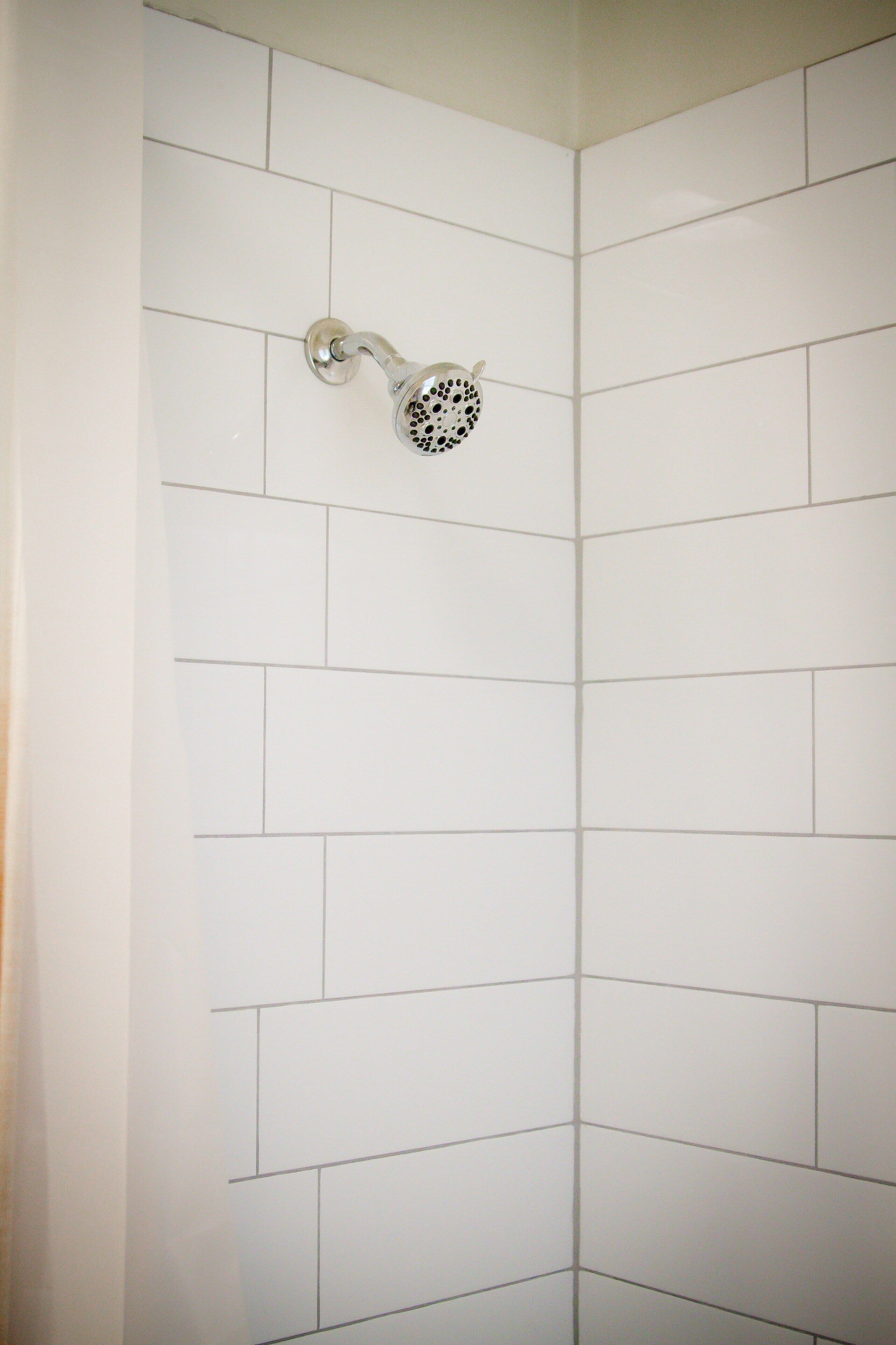 Ensemble douche/baignoire, sèche-cheveux, serviettes fournies, savon