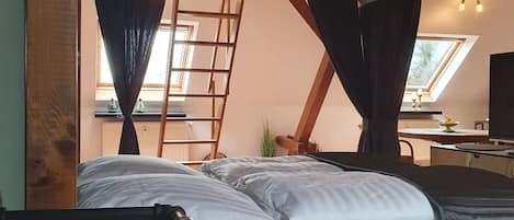 1 chambre, fer et planche à repasser, lit de bébé portatif