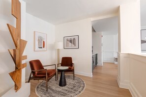 Flat-screen TV, streaming services - Dupont Circle Embassy Inn by FOUND (Washington)