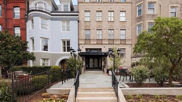 Vista frontal de la propiedad