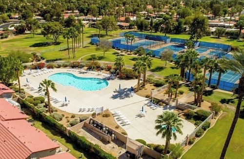 Spacious 3 bedroom in a country club