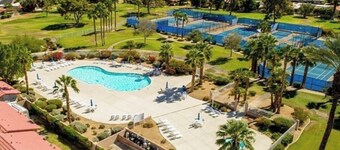 Spacious 3 bedroom in a country club