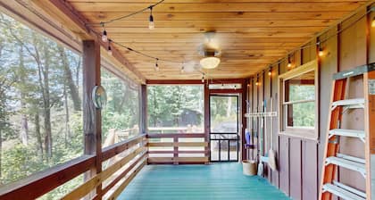 Cozy mountain home with deck, firepit, grill, fireplace, W/D & central AC