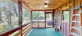 Cozy mountain home with deck, firepit, grill, fireplace, W/D & central AC