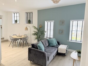 Luxury Apartment, Private Bathroom, City View (Flat 5) | Lounge - Courtyard Retreat (Southampton)