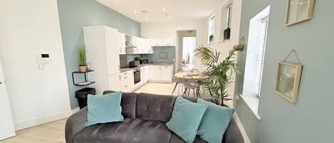 Luxury Apartment, Private Bathroom, City View (Flat 5) | Lounge