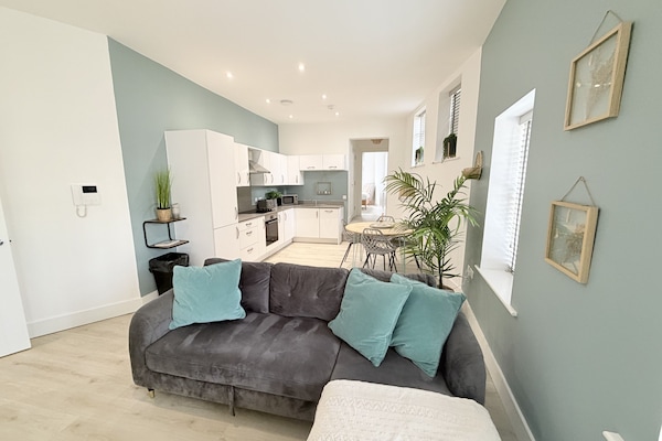 Luxury Apartment, Private Bathroom, City View (Flat 5) | Lounge