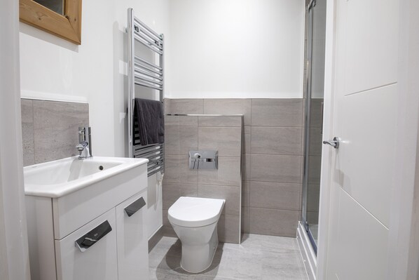 Luxury Apartment, Private Bathroom, City View (Flat 5) | Bathroom