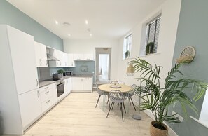 Luxury Apartment, Private Bathroom, City View (Flat 5) | Lounge - Courtyard Retreat (Southampton)