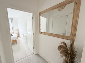 Appartement Luxe, salle de bains privée, vue ville (Flat 5) | Entrée de l’hébergement