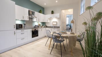 Luxury Apartment, Private Bathroom, City View (Flat 5) | Shared kitchen