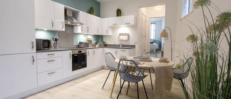 Luxury Apartment, Private Bathroom, City View (Flat 5) | Shared kitchen