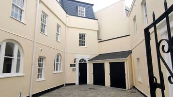 Luxury Apartment, Private Bathroom, City View (Flat 5) | Exterior