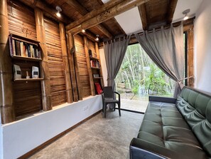 Smart-TV, Kamin, Bücher, Musikbibliothek