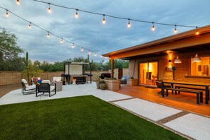 Outdoor dining - Dreamy Desert Oasis, Huge Private Yard & Hot Tub (Tucson)