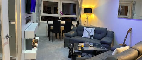 Hus - eget badrum - utsikt mot bergen (Hillside house ) | Lounge