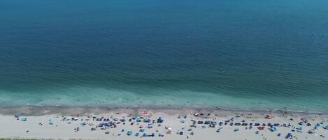 Una playa cerca, sillas reclinables de playa