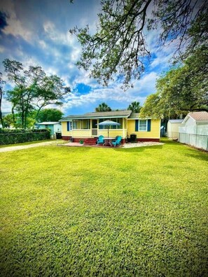 Exterior - Cozy Sunflower beach home, fenced for pets (North Myrtle Beach)
