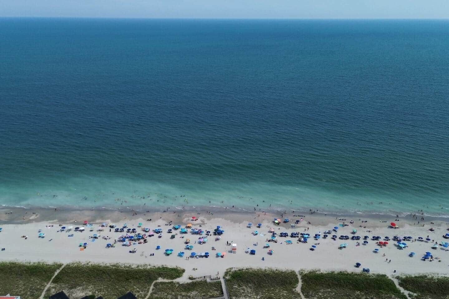 Tæt på stranden, liggestole, badehåndklæder