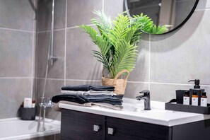 Een bad, een haardroger, handdoeken, zeep