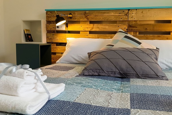 2 camere, una scrivania, ferro/asse da stiro, culla da viaggio