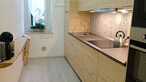 Réfrigérateur, four à micro-ondes, un four, surface de cuisson