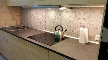 KylskÄp, mikrovÄgsugn, ugn och spishÀll