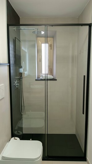 Een douche, een haardroger, een bidet, handdoeken