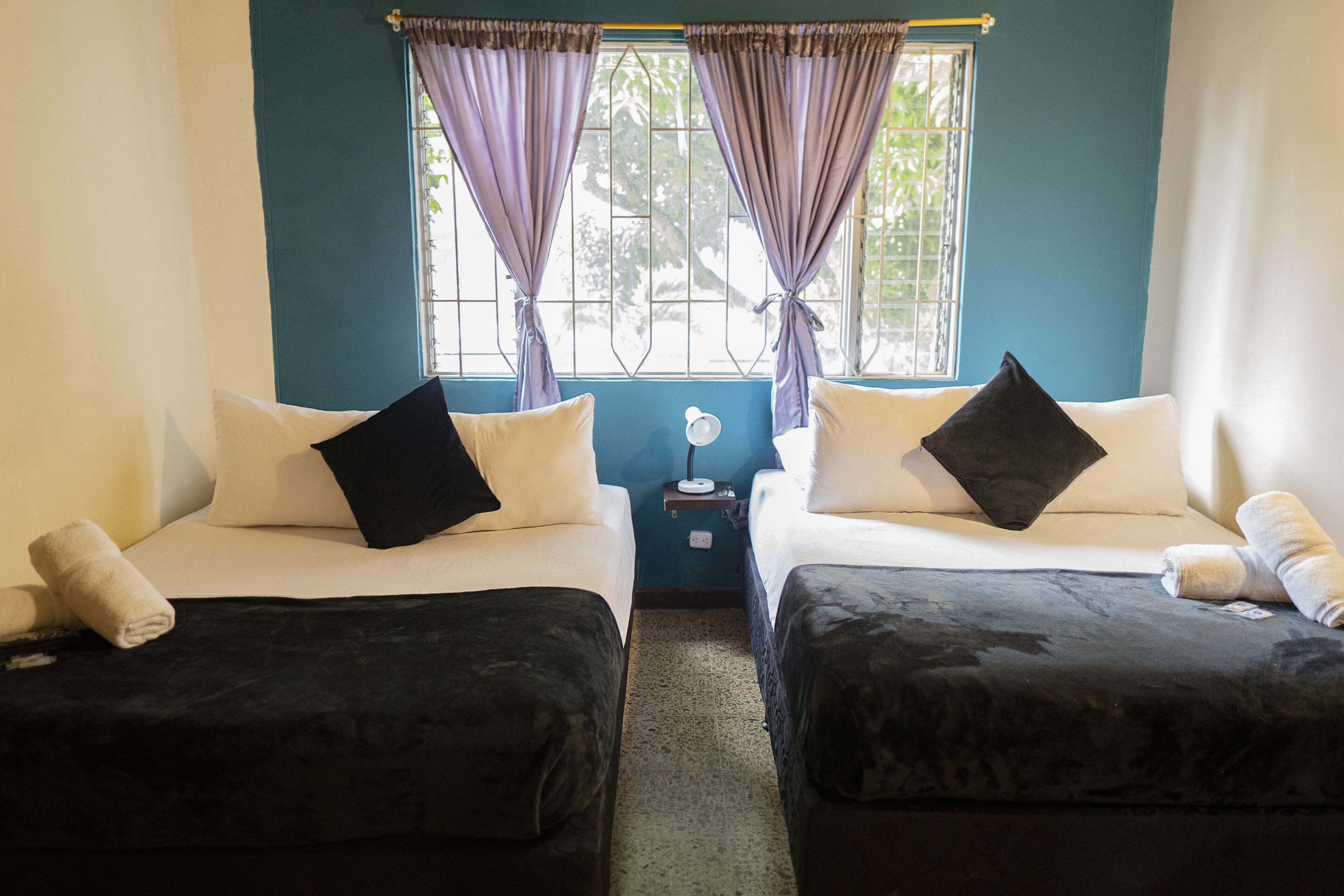 STADIUM-HOUSE  FOR UP TO 21 PEOPLE 5 MINS METRO