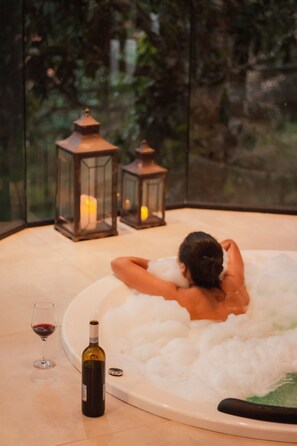 Cabaña Premium, 1 cama King size, vista al jardín, en el área del jardín | Ropa de cama de alta calidad, edredón, camas con pillow-top y minibar 