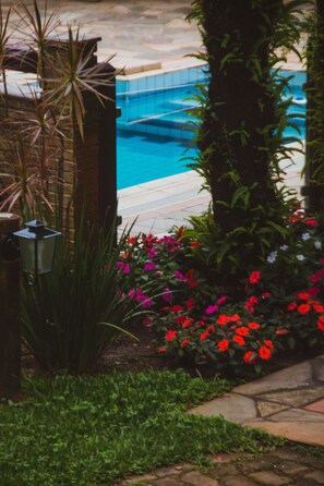 Una piscina al aire libre