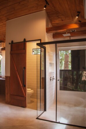Cabana premium, 1 cama King, vista para o jardim, no jardim | Banheiro | Banheira e chuveiro separados, banheira de hidromassagem