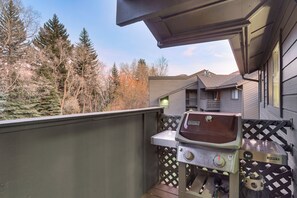 Property grounds - Cozy Avon Condo w/ Grill: Walk to Ski Shuttle (Avon)