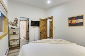 2 bedrooms, desk, travel cot, Internet - Cozy Avon Condo w/ Grill: Walk to Ski Shuttle (Avon)