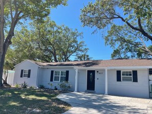 Exterior - Pool, Central location, 2026 Remodel. (Tampa)