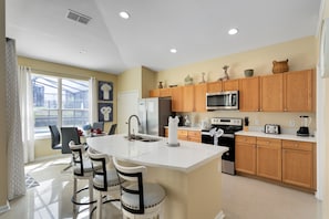 Fridge, microwave, oven, stovetop - Amazing Disney Dream Getaway in Windsor Palms Resort! (Kissimmee)