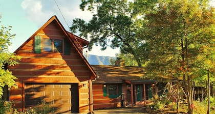 Luxury cabin, best views of Smokies! Chef's kitchen, seasonal pool, hot tub more