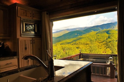 Luxury cabin, best views of Smokies! Chef's kitchen, seasonal pool, hot tub more