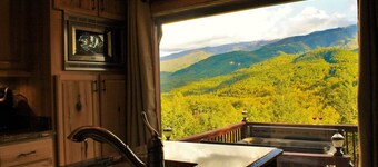 Luxury cabin, best views of Smokies! Chef's kitchen, seasonal pool, hot tub more