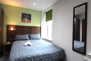 1 habitación, escritorio, tabla de planchar con plancha y wifi gratis 